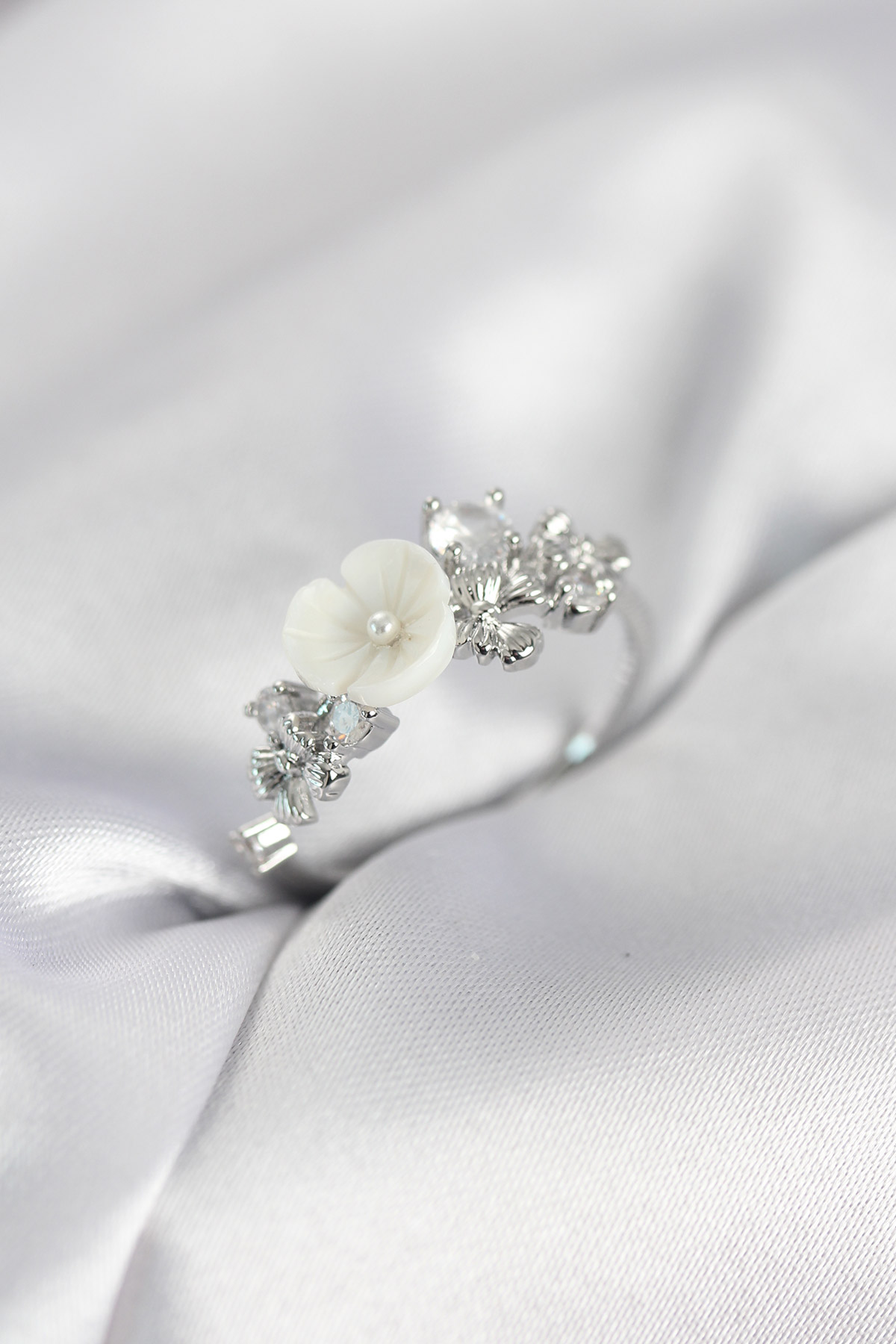 Gümüş Renk Pirinç Çiçek Model Zirkon Taşlı Kadın Yüzük