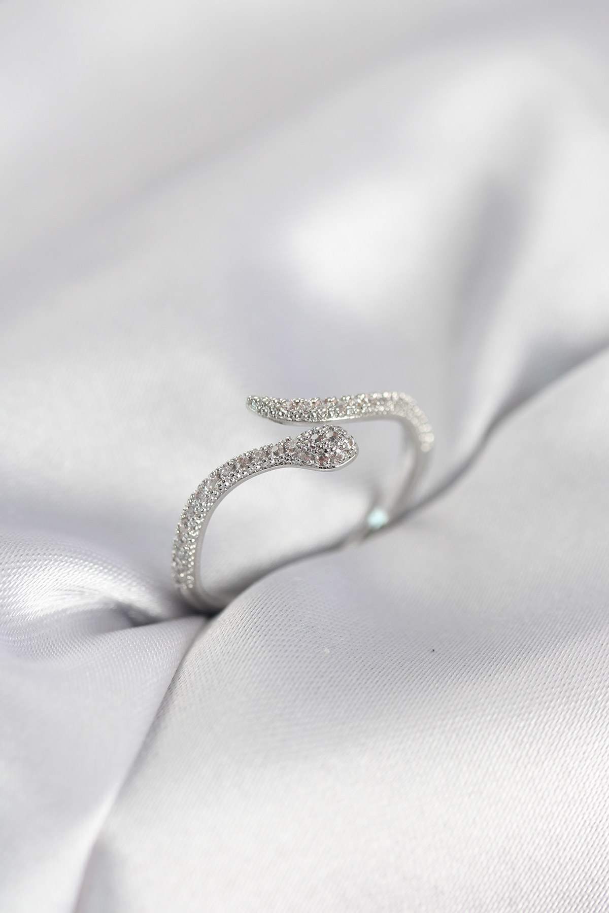 Gümüş Renk Yılan Model Zirkon Taşlı Kadın Yüzük