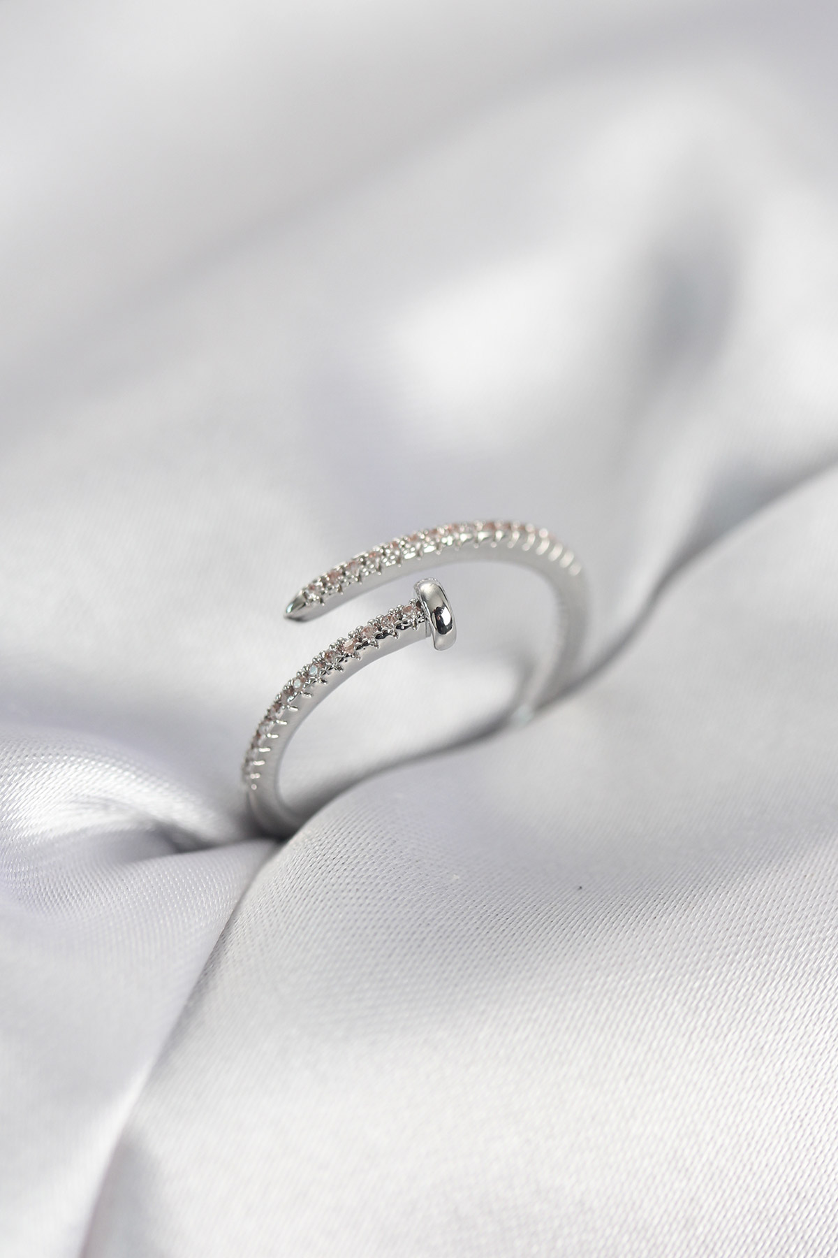 Çivi Model Zirkon Taşlı Gümüş Renk Kadın Yüzük