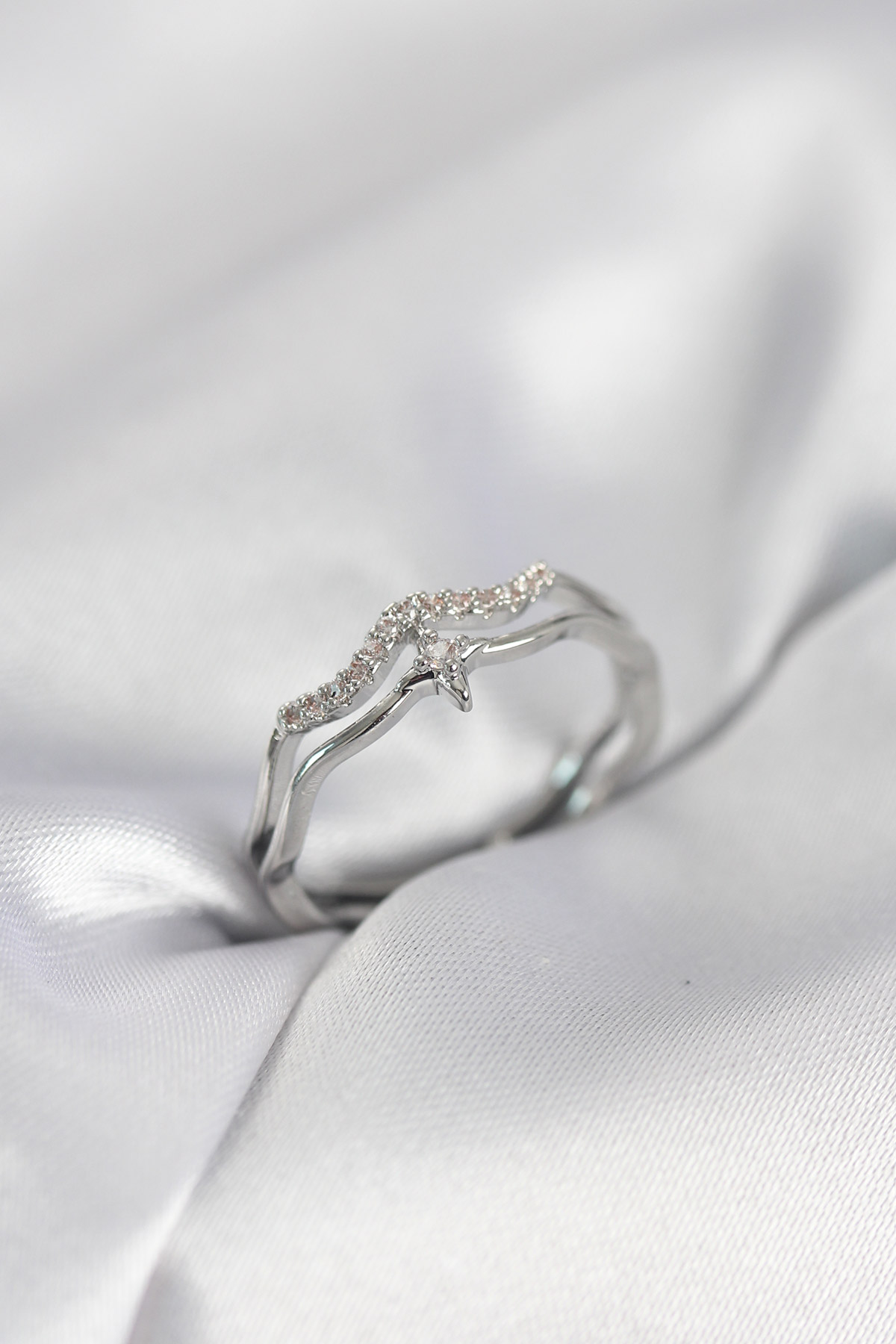 Minimal Yıldız Model Gümüş Renk Zirkon Taşlı Kadın Yüzük