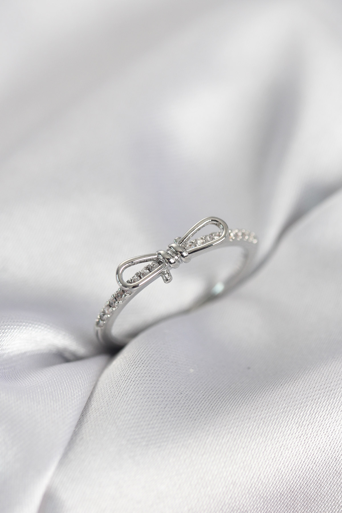 Fiyonk Model Zirkon Taşlı Gümüş Renk Kadın Yüzük