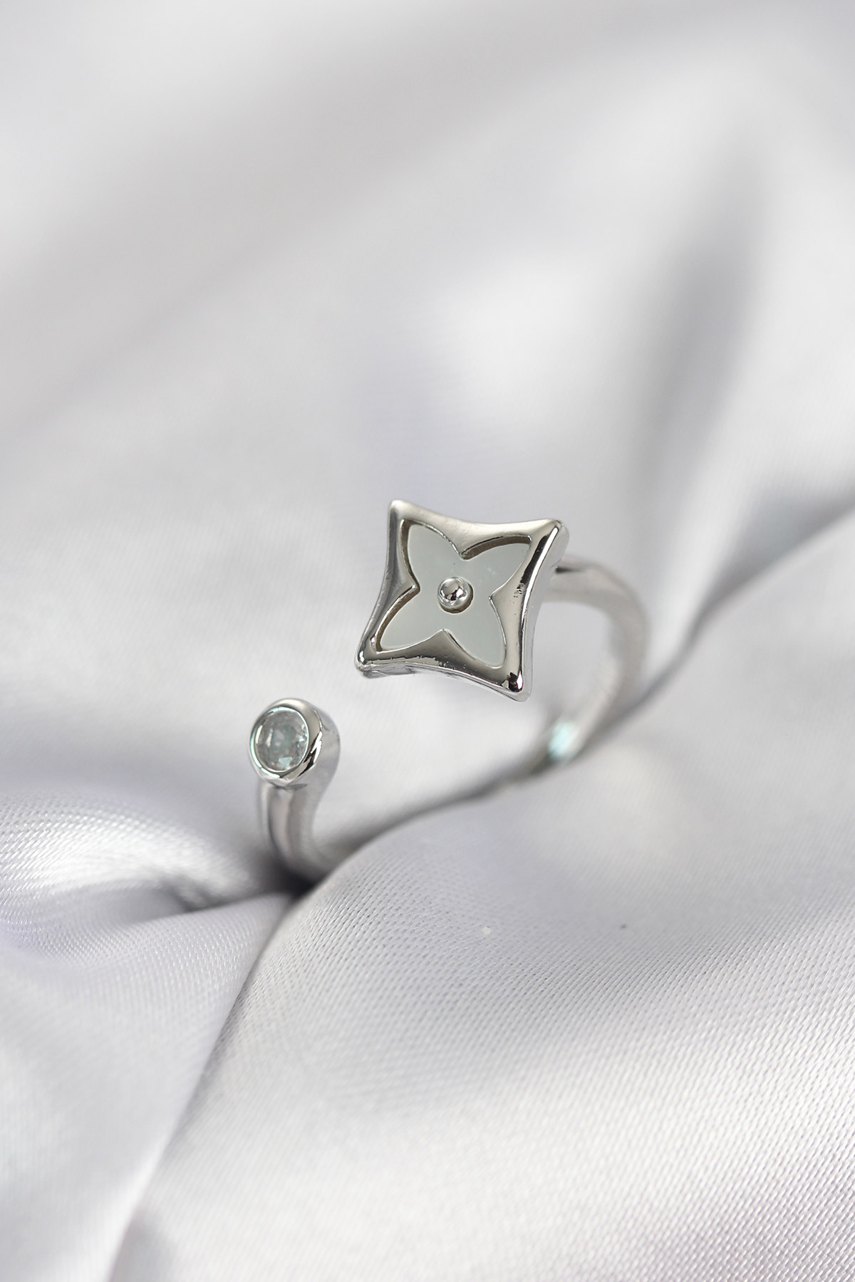 Gümüş Renk Köşeli Yonca Model Zirkon Taşlı Kadın Yüzük