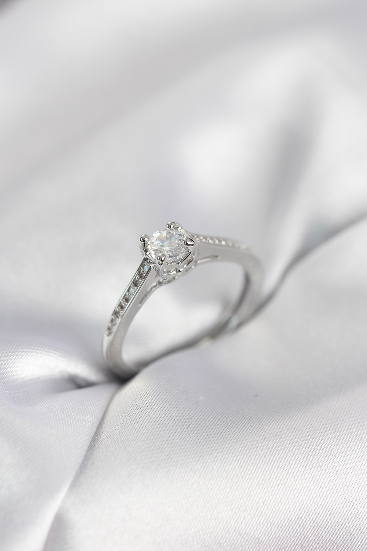 Tek Taş Gümüş Renk Zirkon Taşlı Model Kadın Yüzük