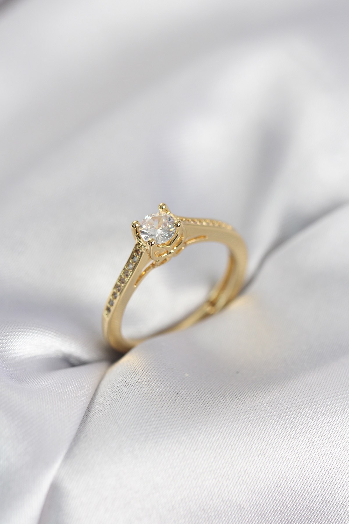 Tek Taş Gold Renk Zirkon Taşlı Model Kadın Yüzük