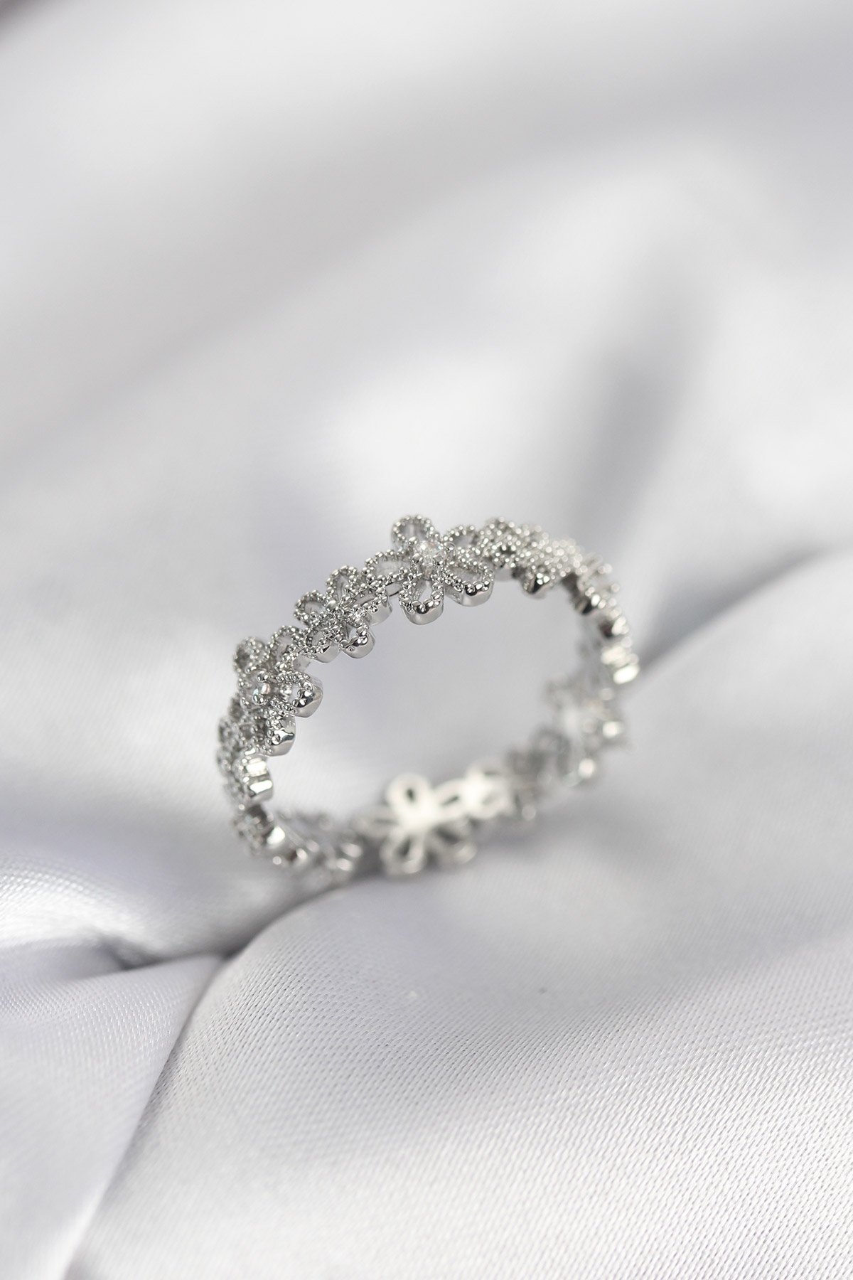 Gümüş Renk Sıralı Çiçek Model Zirkon Taşlı Kadın Yüzük