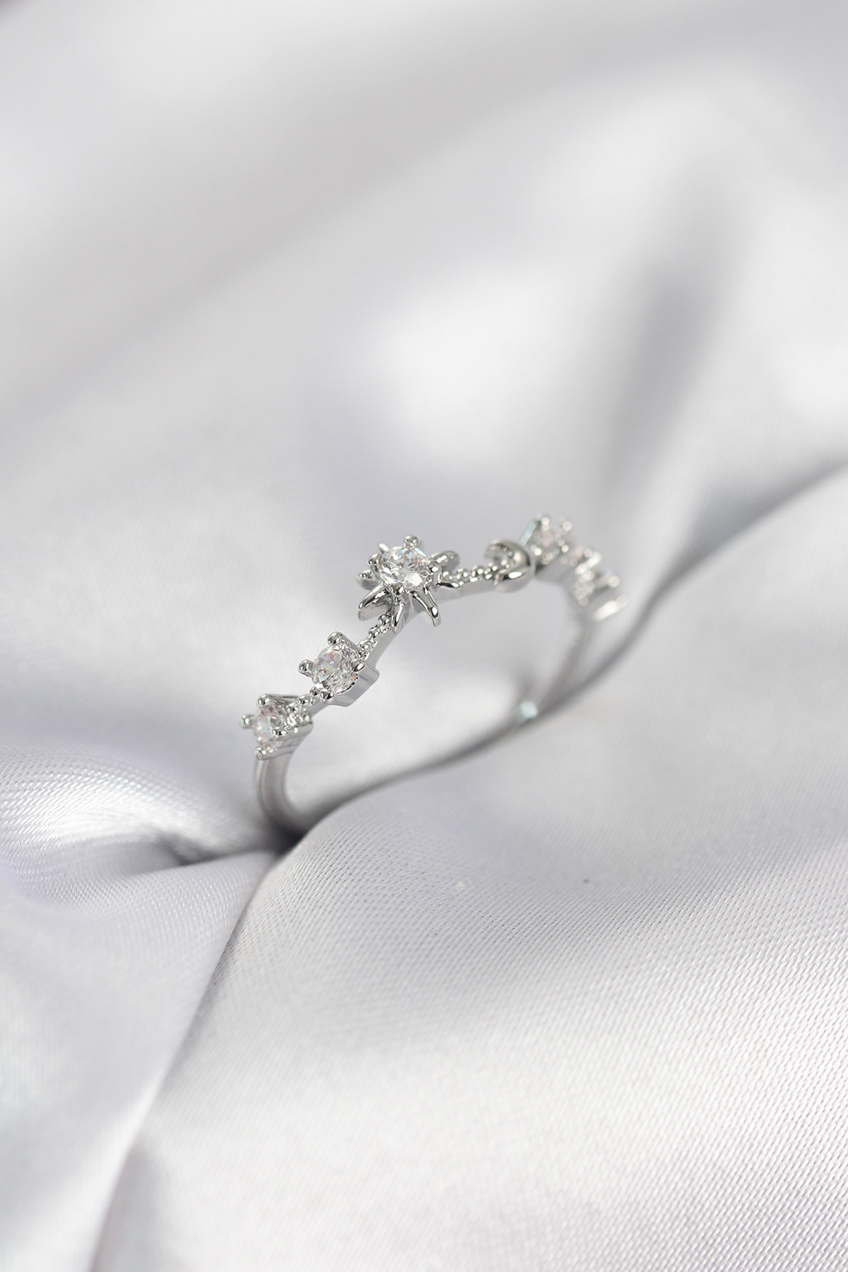 Gümüş Renk Gece Temalı Zirkon Taşlı Kadın Yüzük