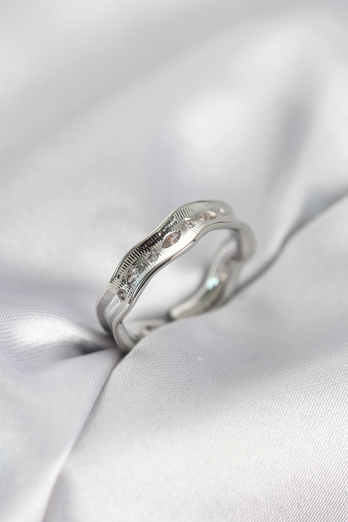 Gümüş Renk Su Damlası Model Zirkon Taşlı Kadın Yüzük