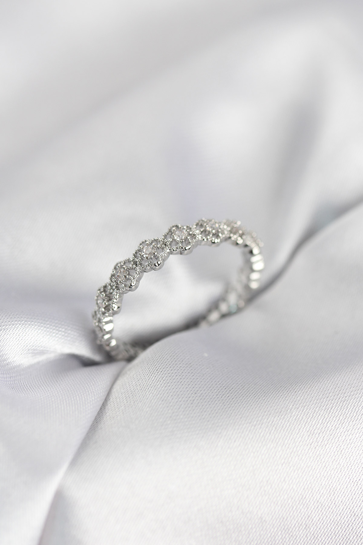 Sıralı Çiçek Model Gümüş Renk Zirkon Taşlı Kadın Yüzük