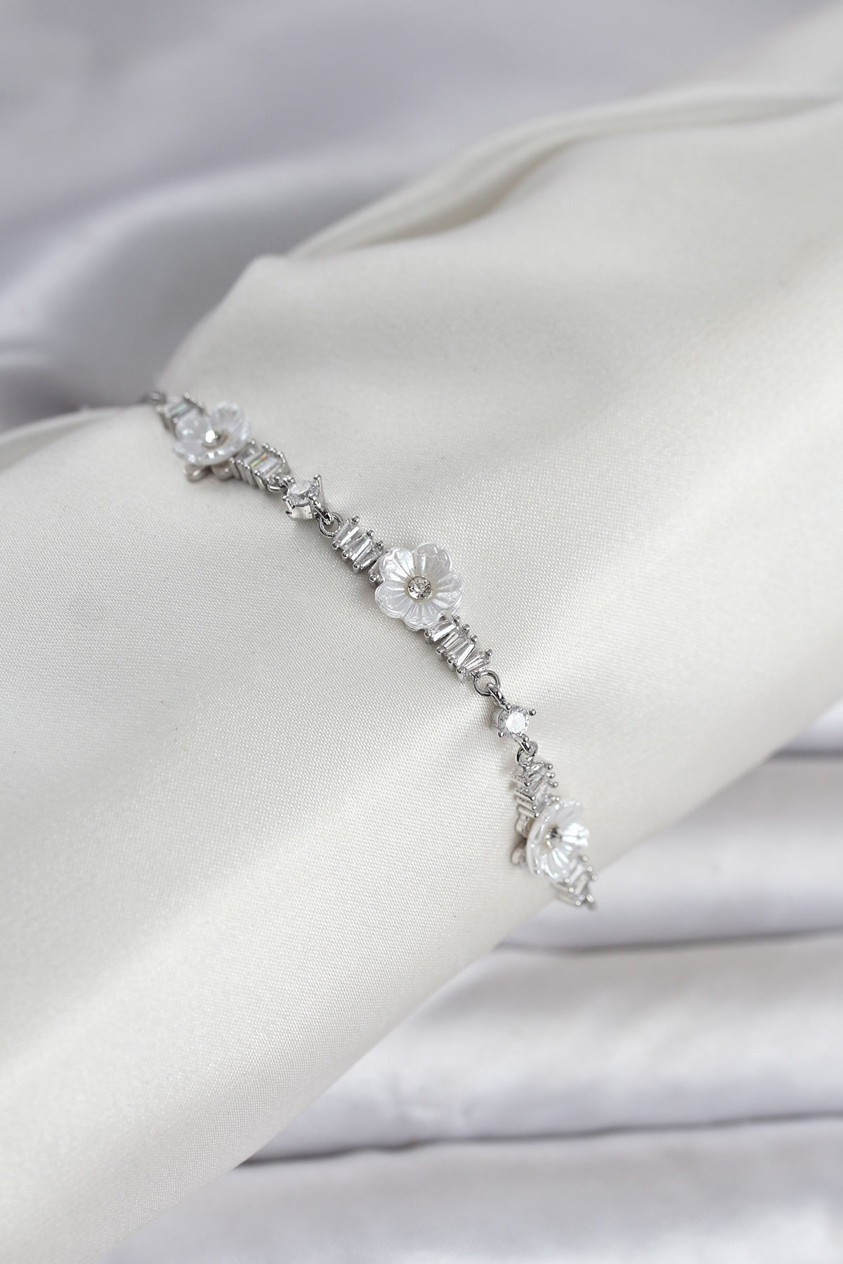 Baget Zirkon Taşlı Çiçek Model Gümüş Renk Asansörlü Kadın Bileklik