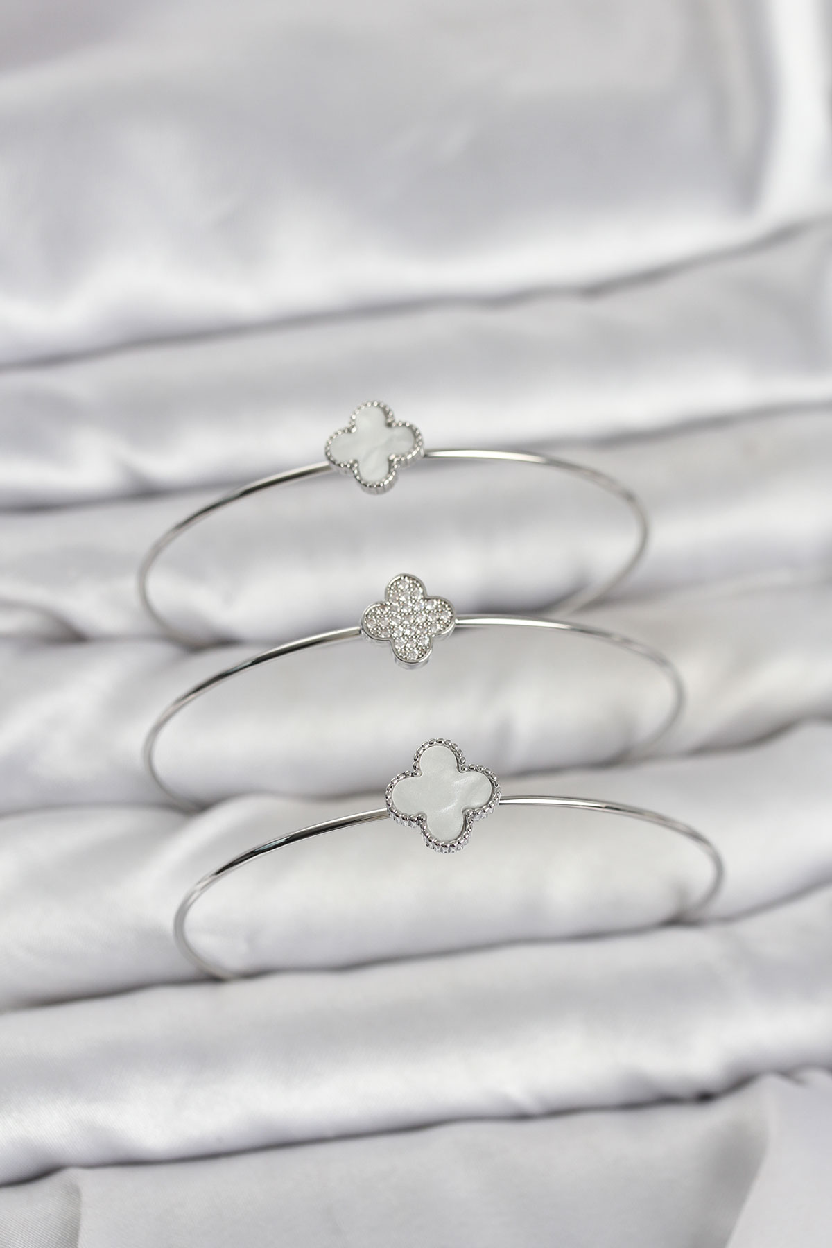 Gümüş Renk Yonca Model Zirkon Taşlı 3'lü Kadın Bileklik Kombini