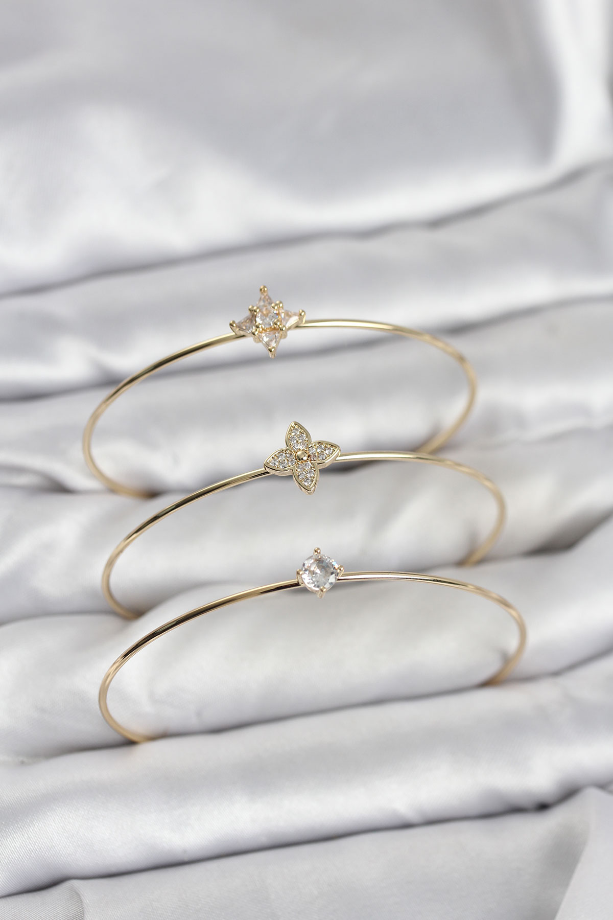 Zirkon Taşlı Gold Renk Yonca Model 3'lü Kadın Bileklik Kombini