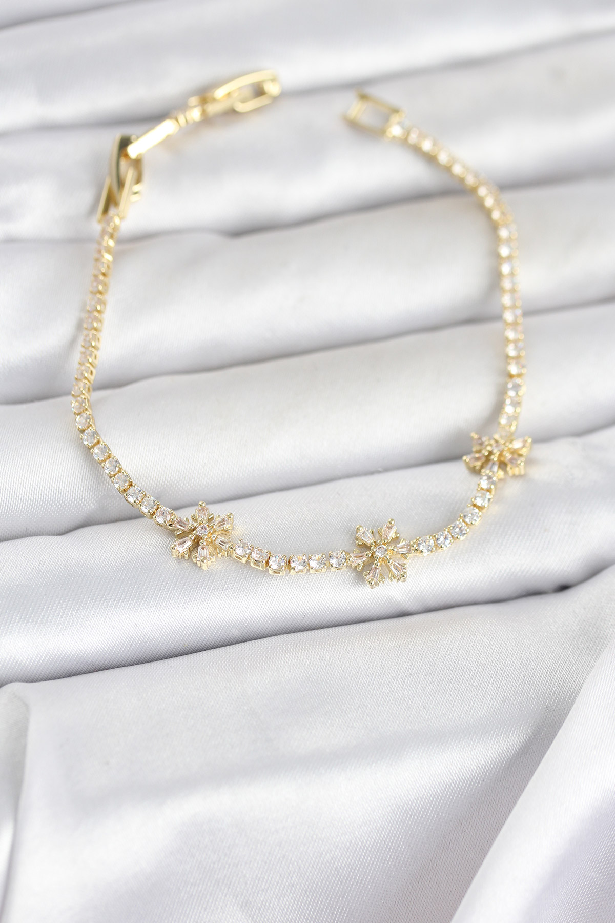 Pirinç Gold Renk Çiçek Model Zirkon Taşlı Su Yolu Kadın Bileklik