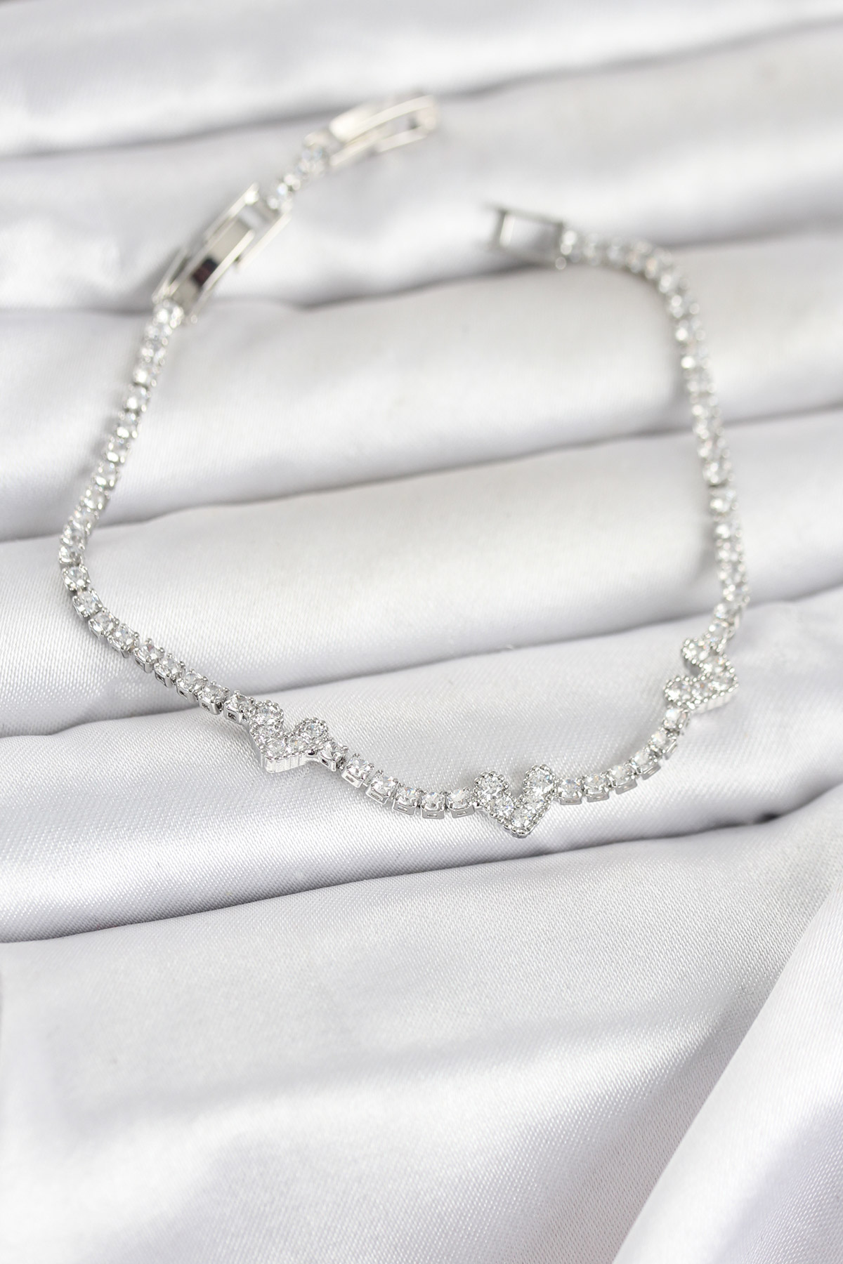 Pirinç Gümüş Renk Kalp Model Zirkon Taşlı Su Yolu Kadın Bileklik