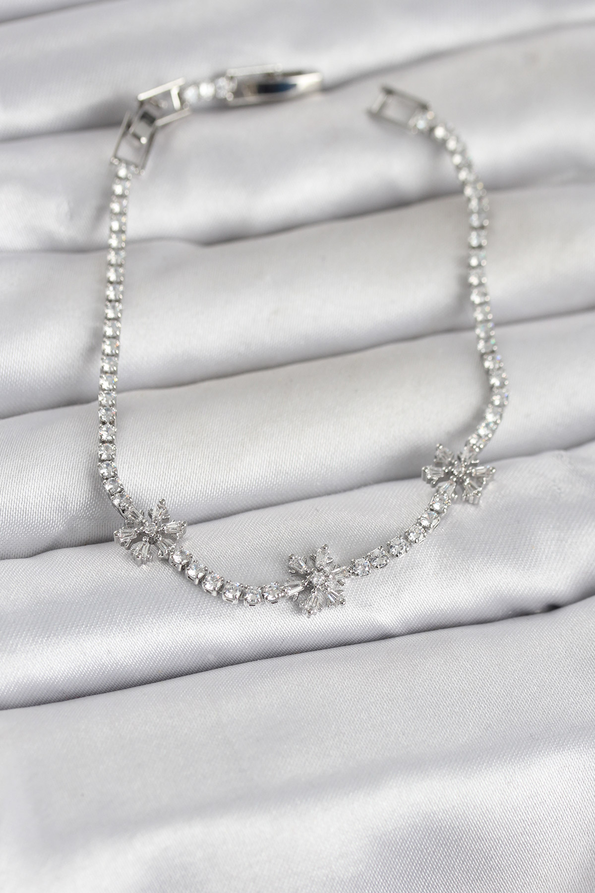 Pirinç Gümüş Renk Çiçek Model Zirkon Taşlı Su Yolu Kadın Bileklik