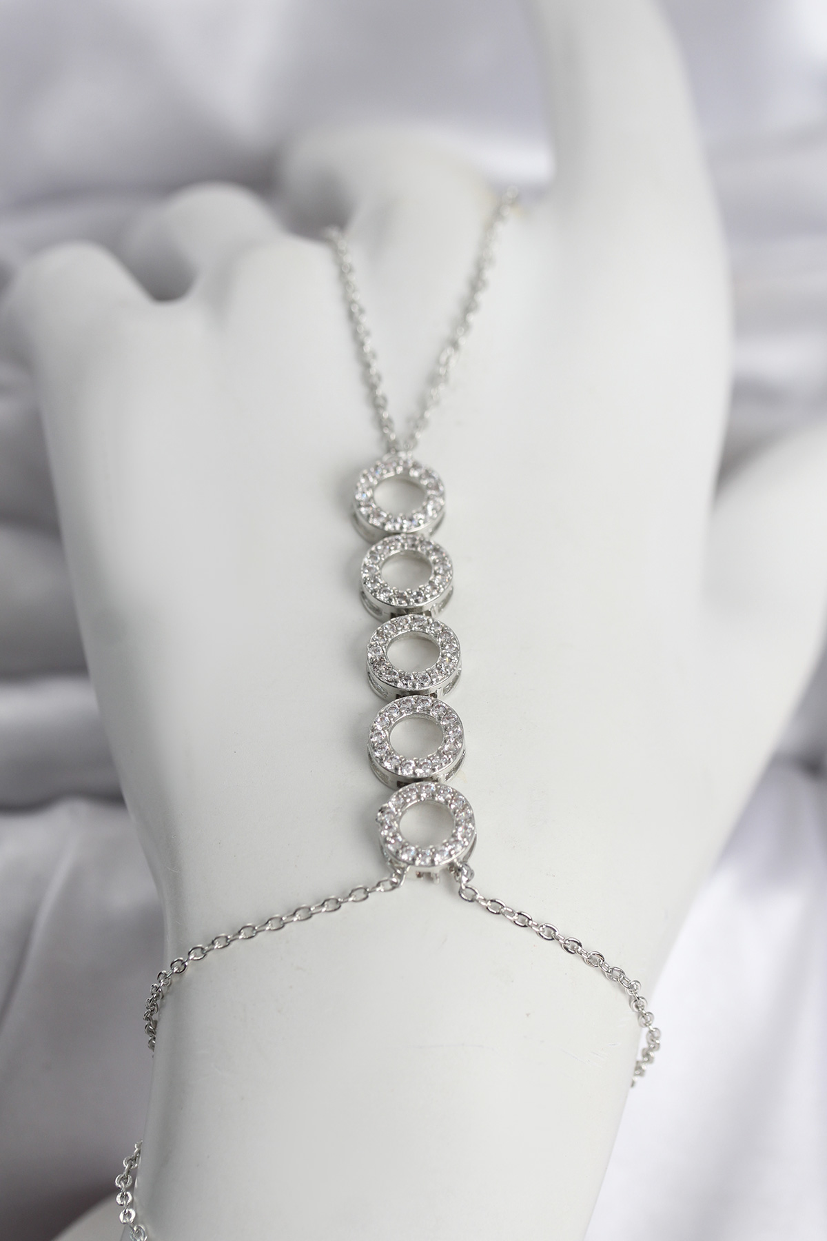 Pirinç Gümüş Renk Zirkon Taşlı Sıralı Halka Model Kadın Şahmeran