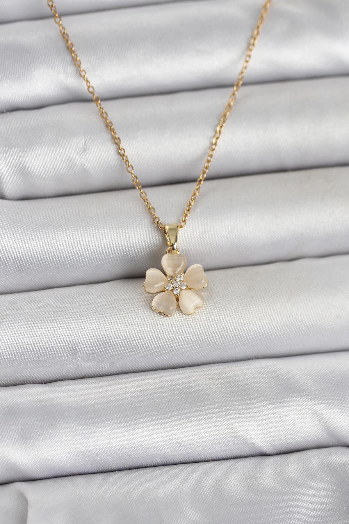 316L Çelik Zincir Gold Renk Yonca Model Kadın Kolye