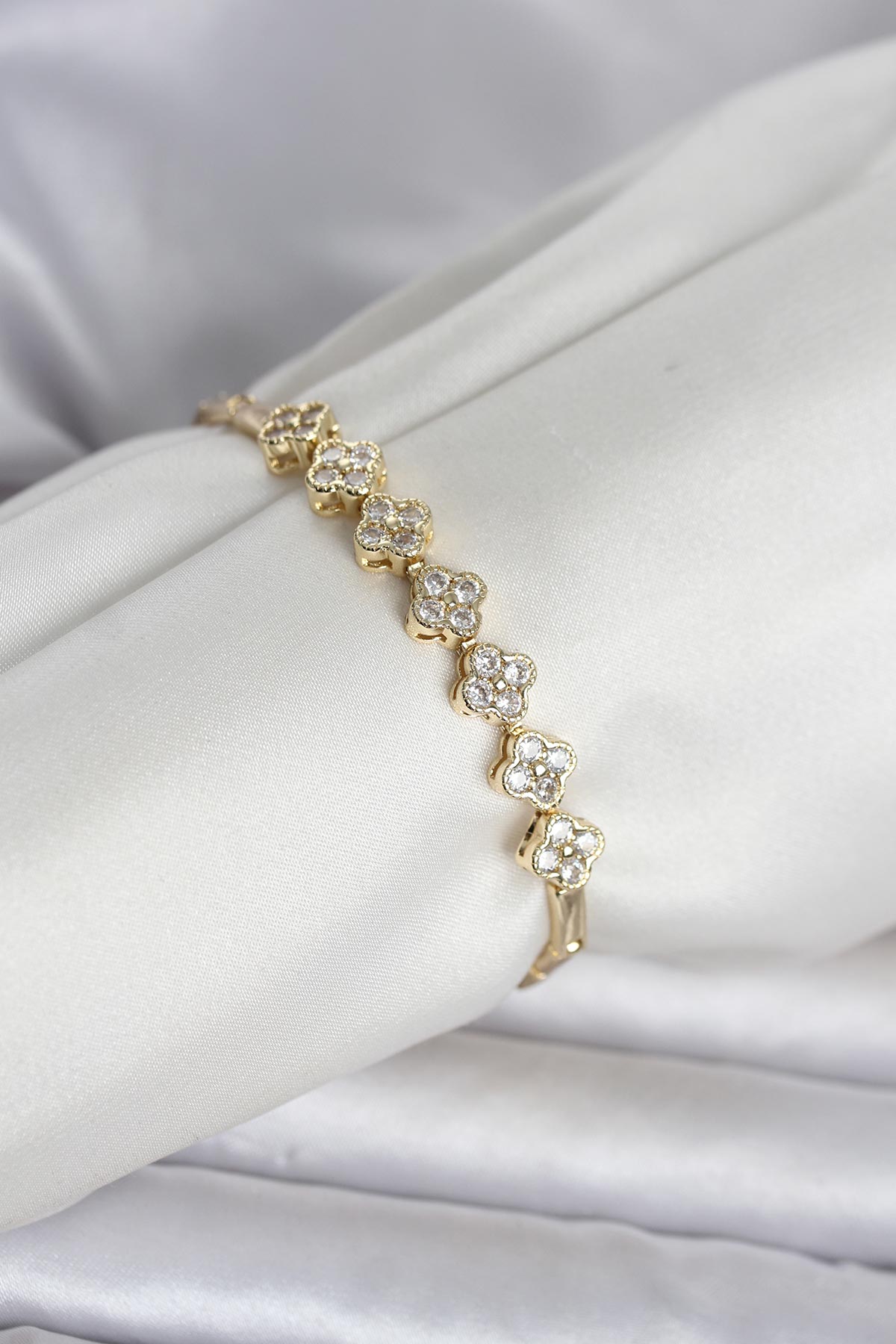 Pirinç Gold Renk Yonca Model Zirkon Taşlı Kadın Bileklik