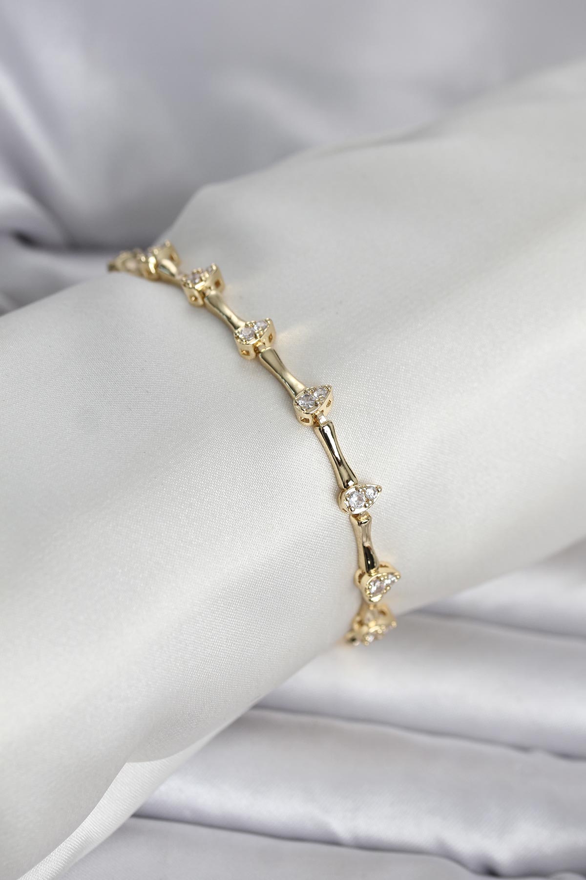 Pirinç Gold Renk Damla Model Zirkon Taşlı Kadın Bileklik