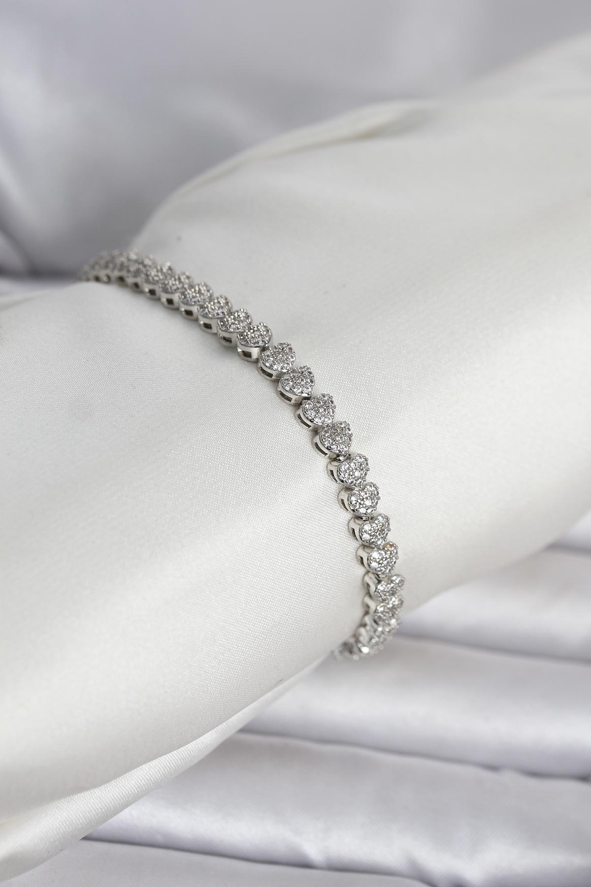 Pirinç Gümüş Renk Kalp Model Sıralı Zirkon Taşlı Kadın Bileklik