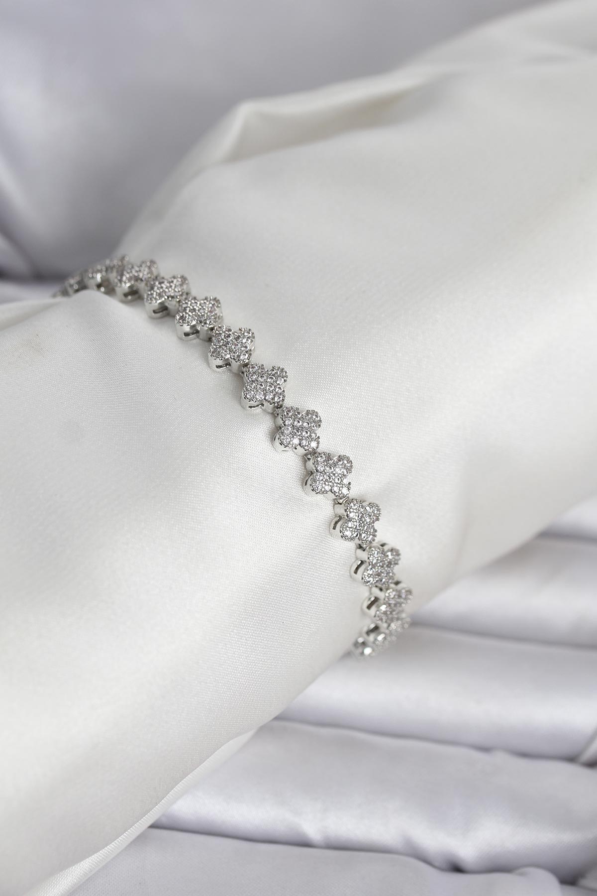 Pirinç Gümüş Renk Yonca Model Sıralı Zirkon Taşlı Kadın Bileklik