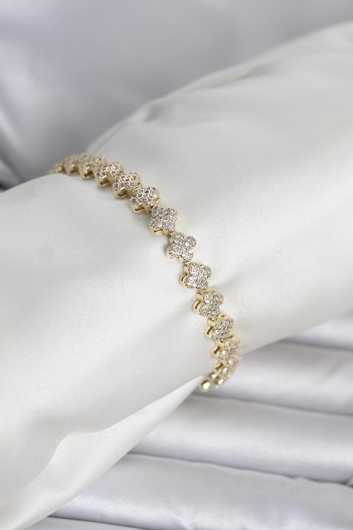 Pirinç Gold Renk Yonca Model Sıralı Zirkon Taşlı Kadın Bileklik