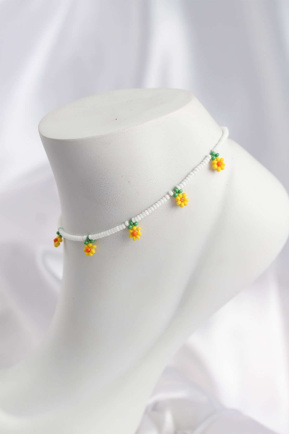 Beyaz Renk Boncuklu Papatya Motifli Halhal