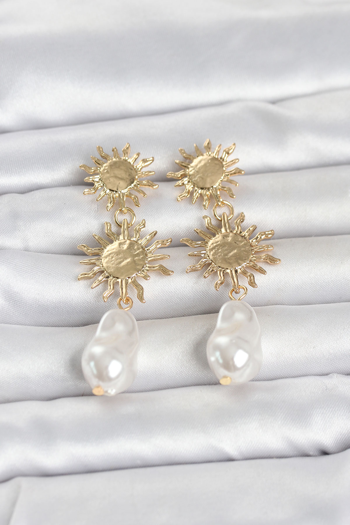 Gold Renk Pirinç Güneş Model Detaylı Kadın Küpe