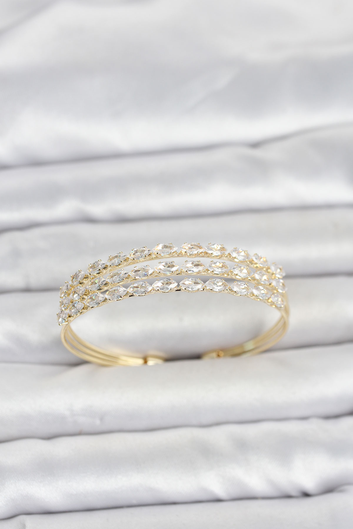Pirinç Gold Renk Arpa Kesim Zirkon Taşlı Sıralı Model Kadın Bileklik