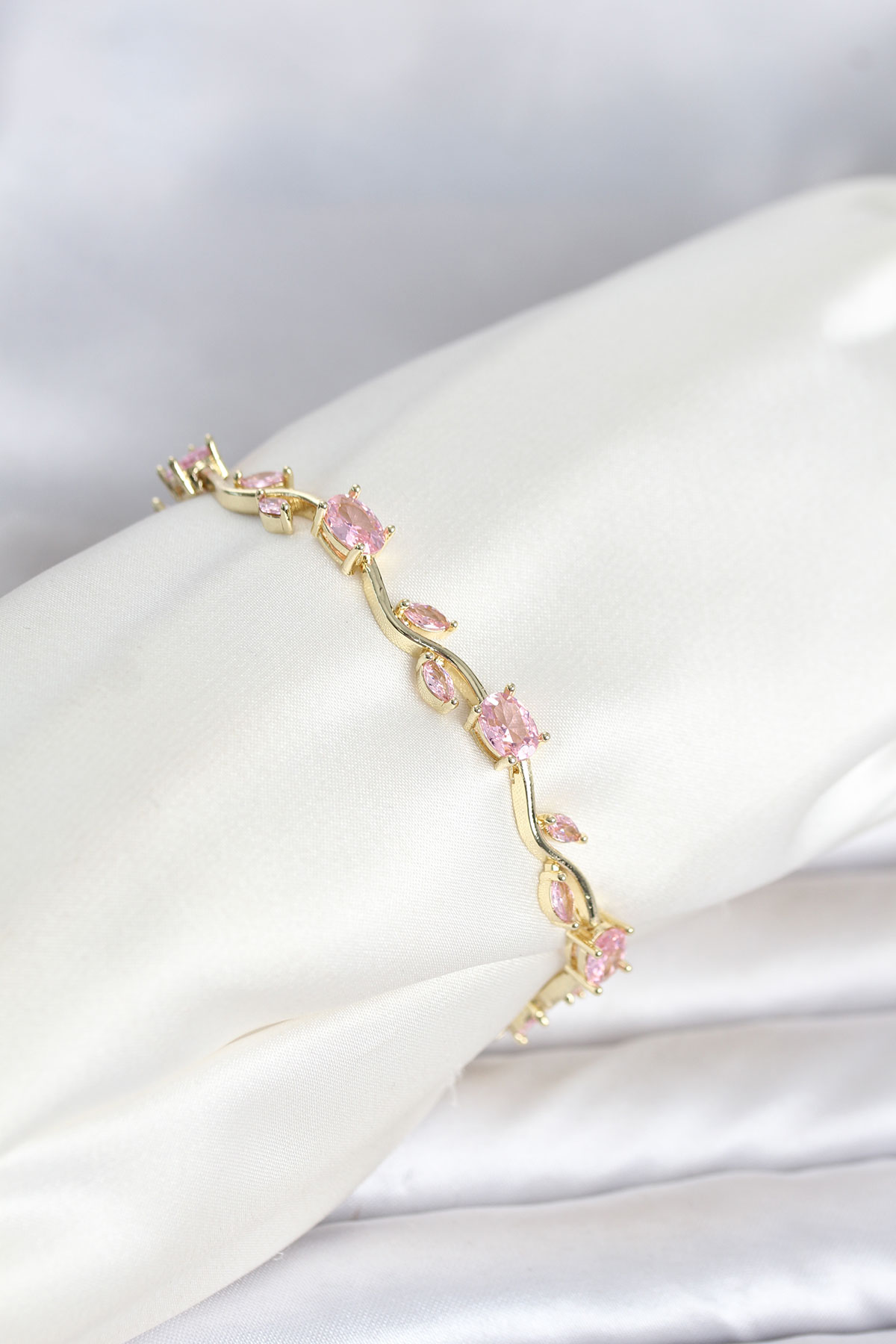 Pirinç Gold Renk Pembe Zirkon Taşlı Çiçek Model Kadın Bileklik