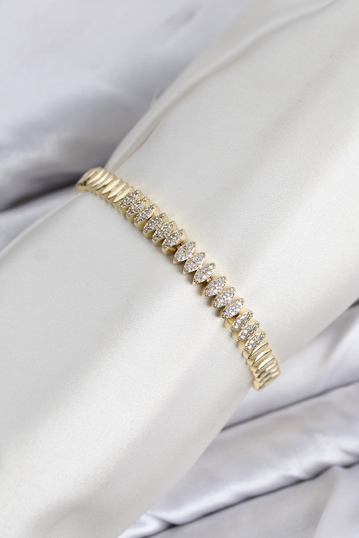 CM Arpa Model Zirkon Taşlı VIP Seri Gold Renk Pirinç Kadın Bileklik