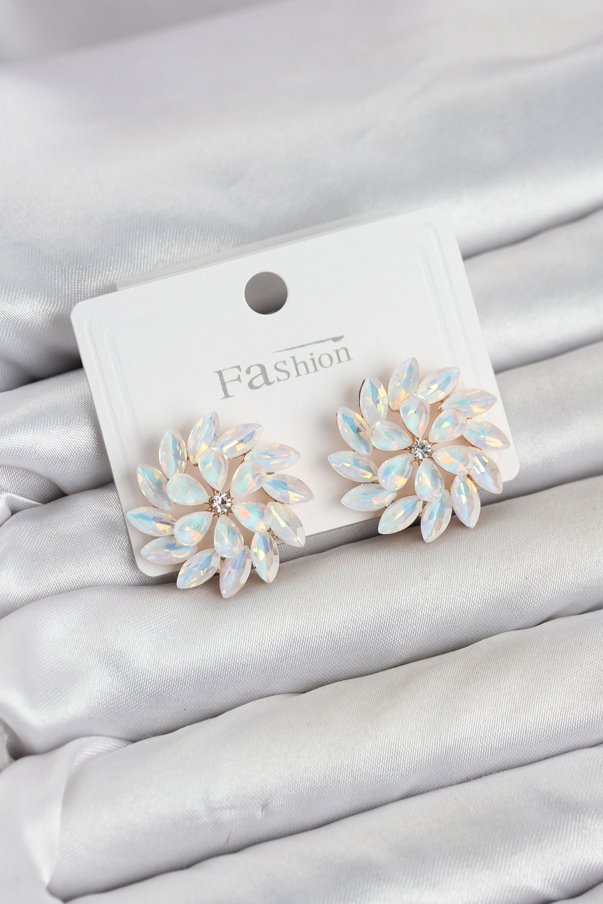 Shekka Beyaz Renk Kristal Taşlı Çiçek Model Kadın Küpe