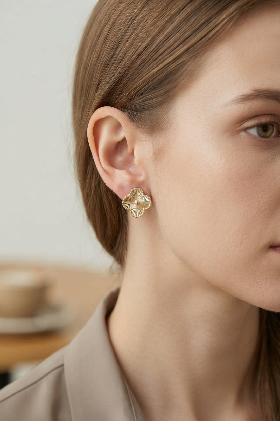 Shekka Gold Renk Pirinç Yonca Model Kadın Küpe — görsel 1