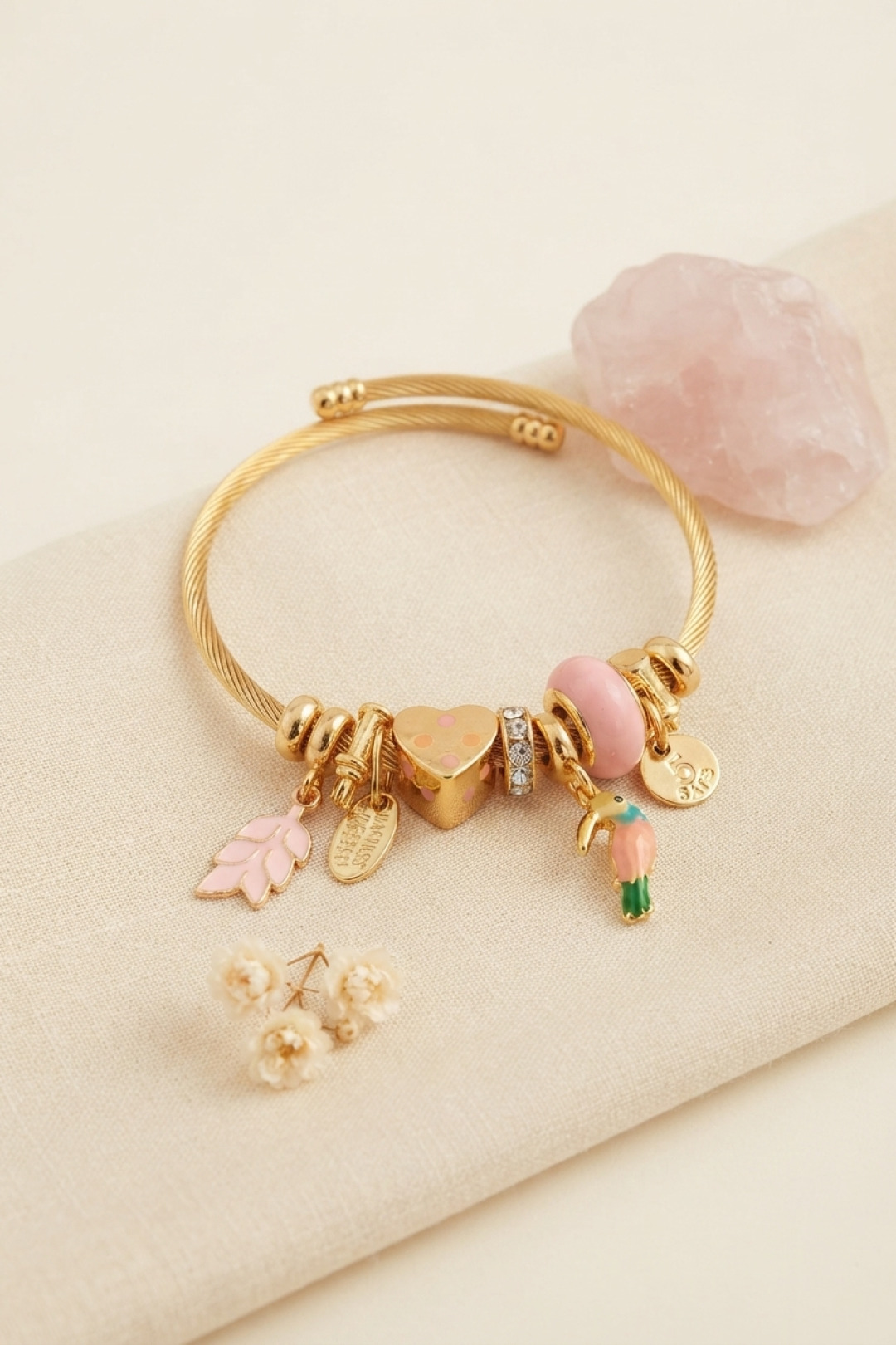 Kuş Figürlü Pembe Charmlı Gold Renk Bileklik