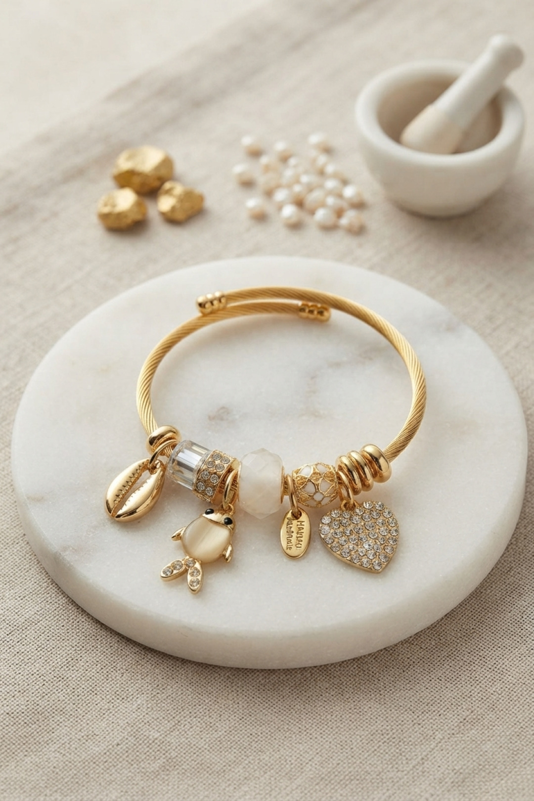 Beyaz Balık Model Gold Renk Charmlı Bileklik
