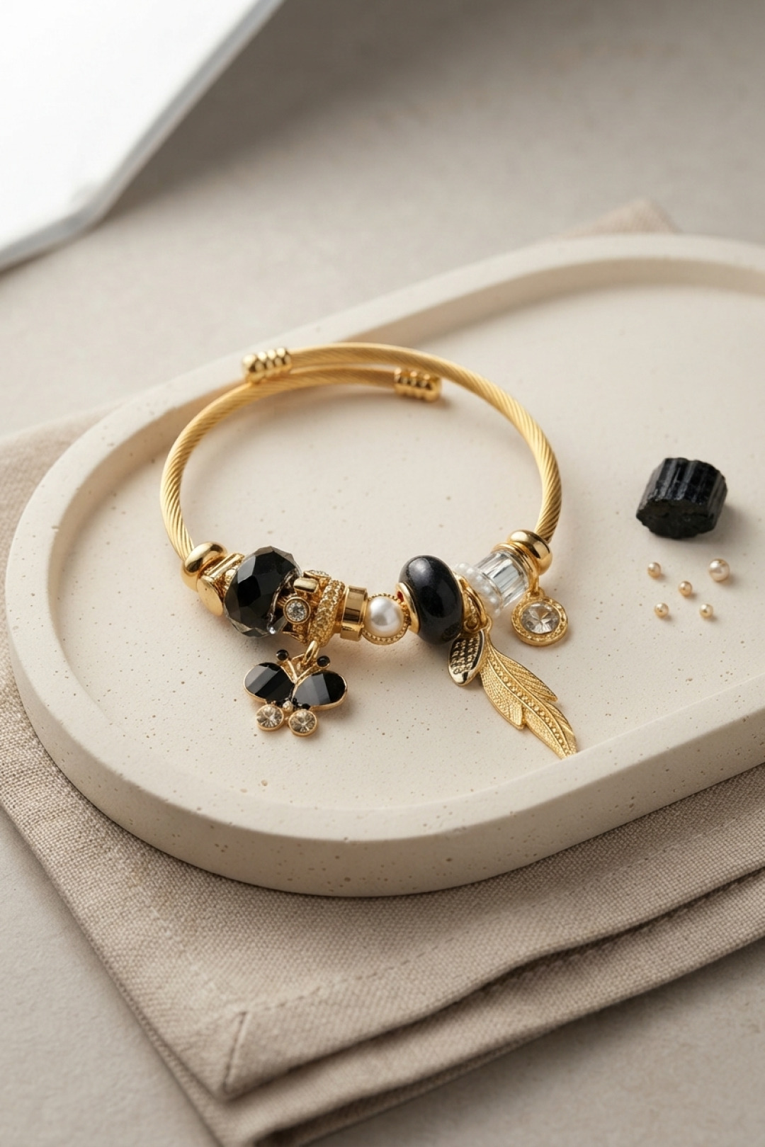 Kelebek Model Gold Renk Siyah Charmlı Bileklik