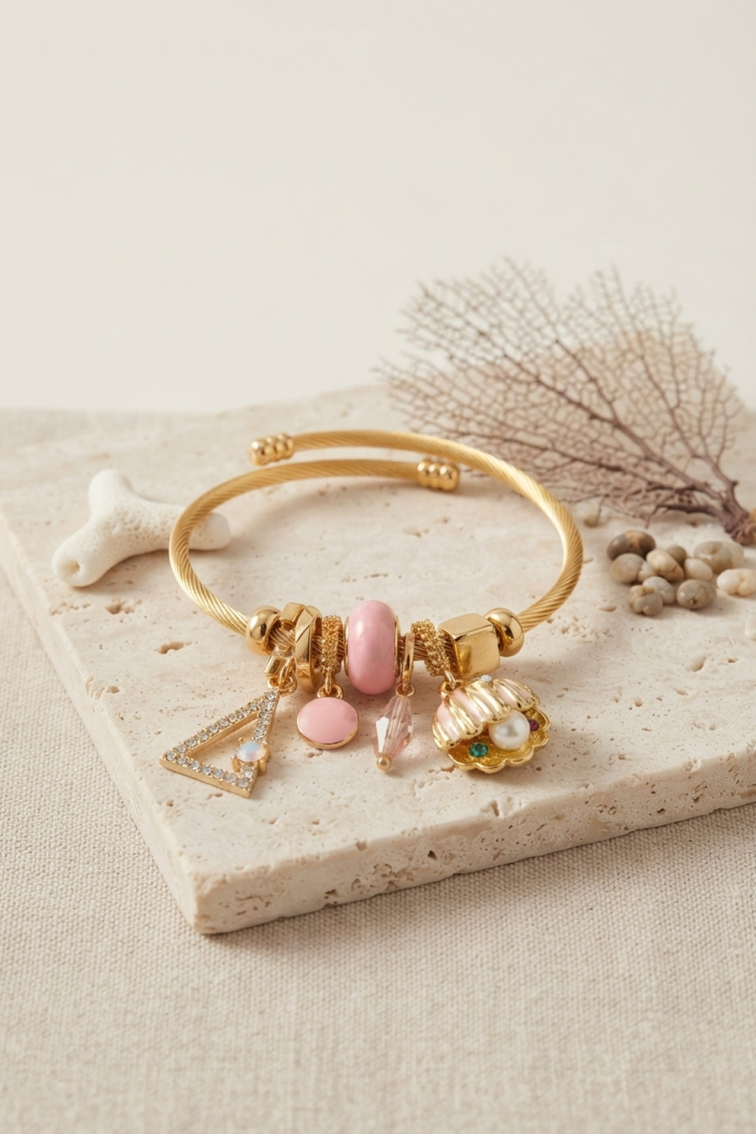 Pembe Deniz Kabuğu Model Gold Renk Charmlı Bileklik