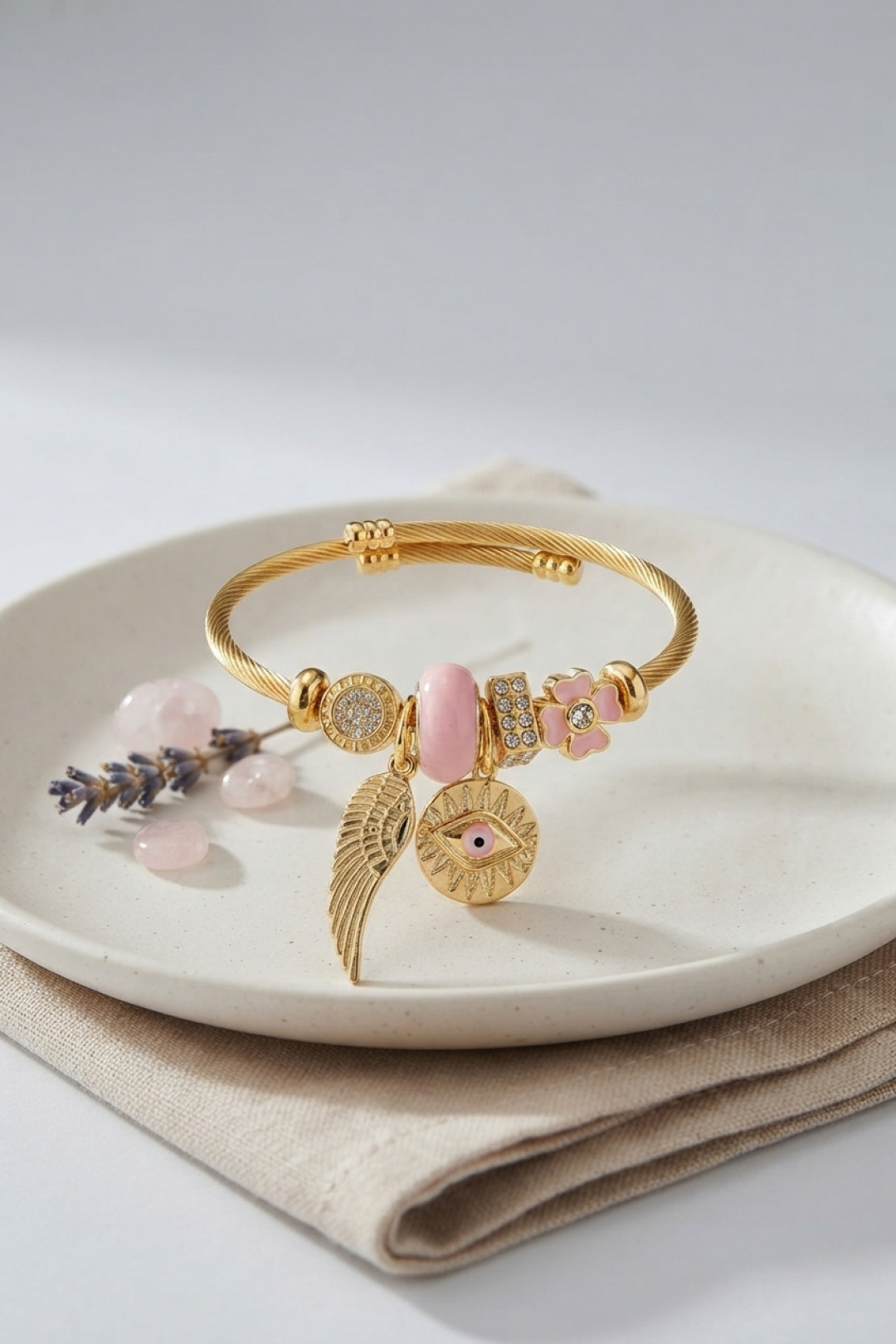 Pembe Göz Model Gold Renk Charmlı Bileklik