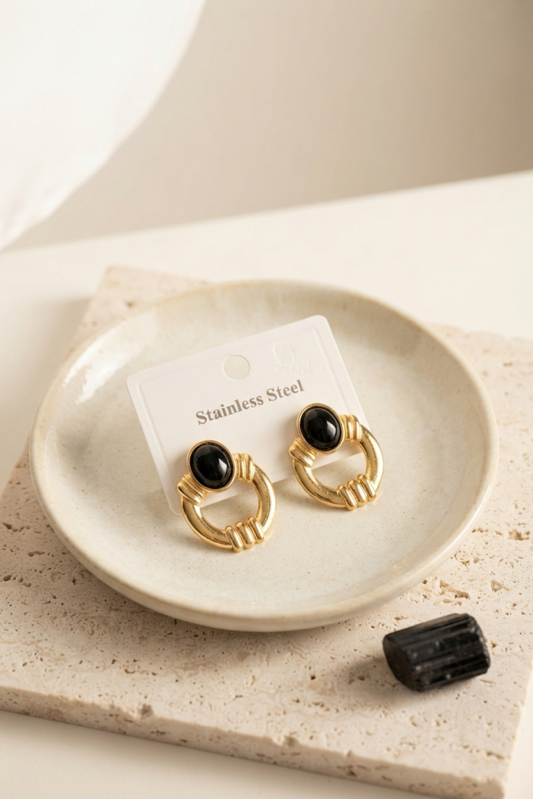 316L Çelik Gold Renk Vintage Siyah Taşlı Küpe