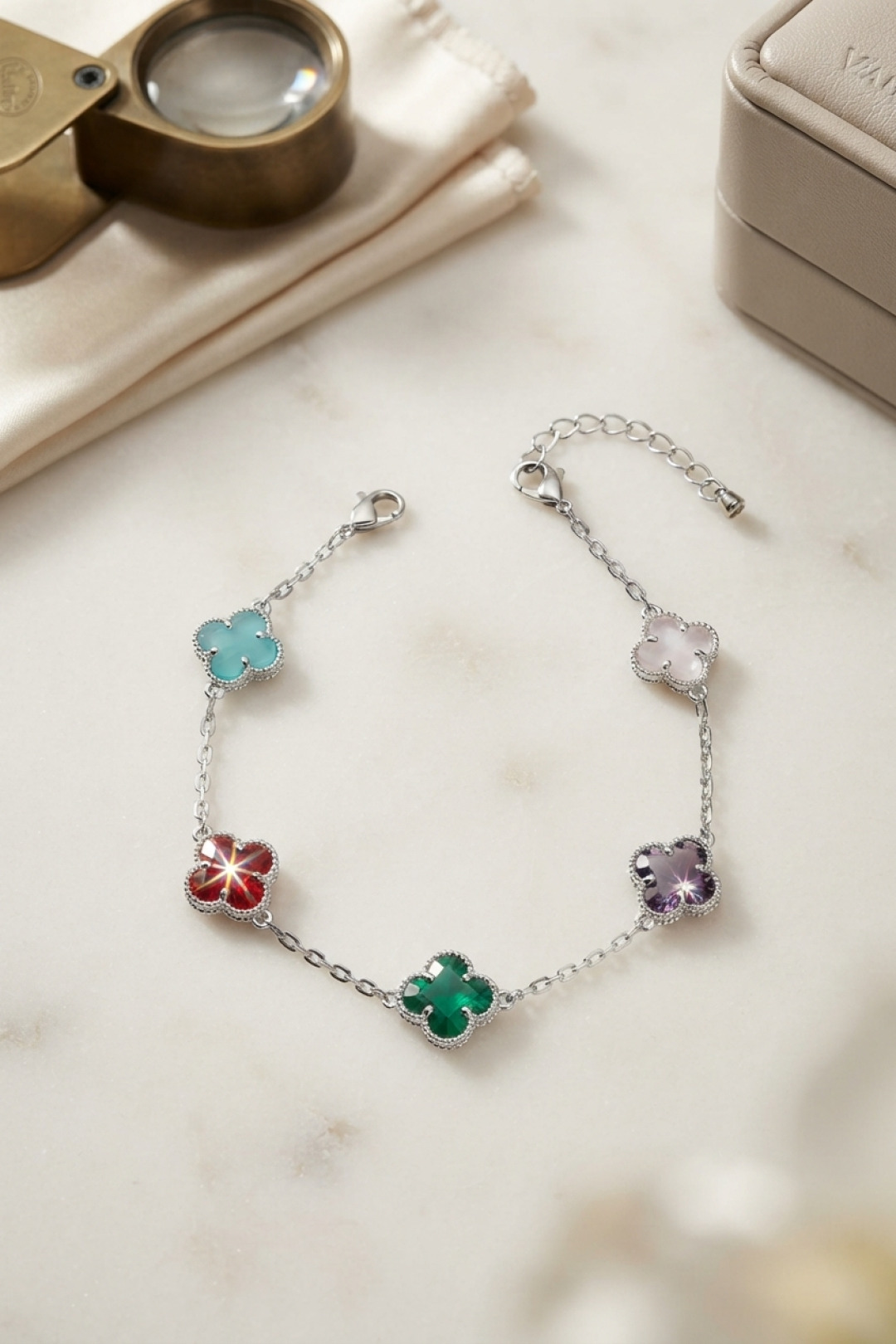 Renkli Kristal Taşlı Gümüş Renk Yonca Model Kadın Bileklik
