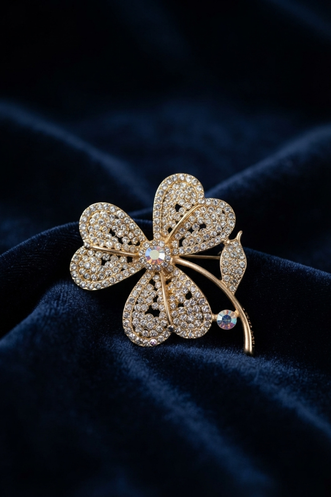 Gold Renk Zirkon Taşlı Yonca Model Broş