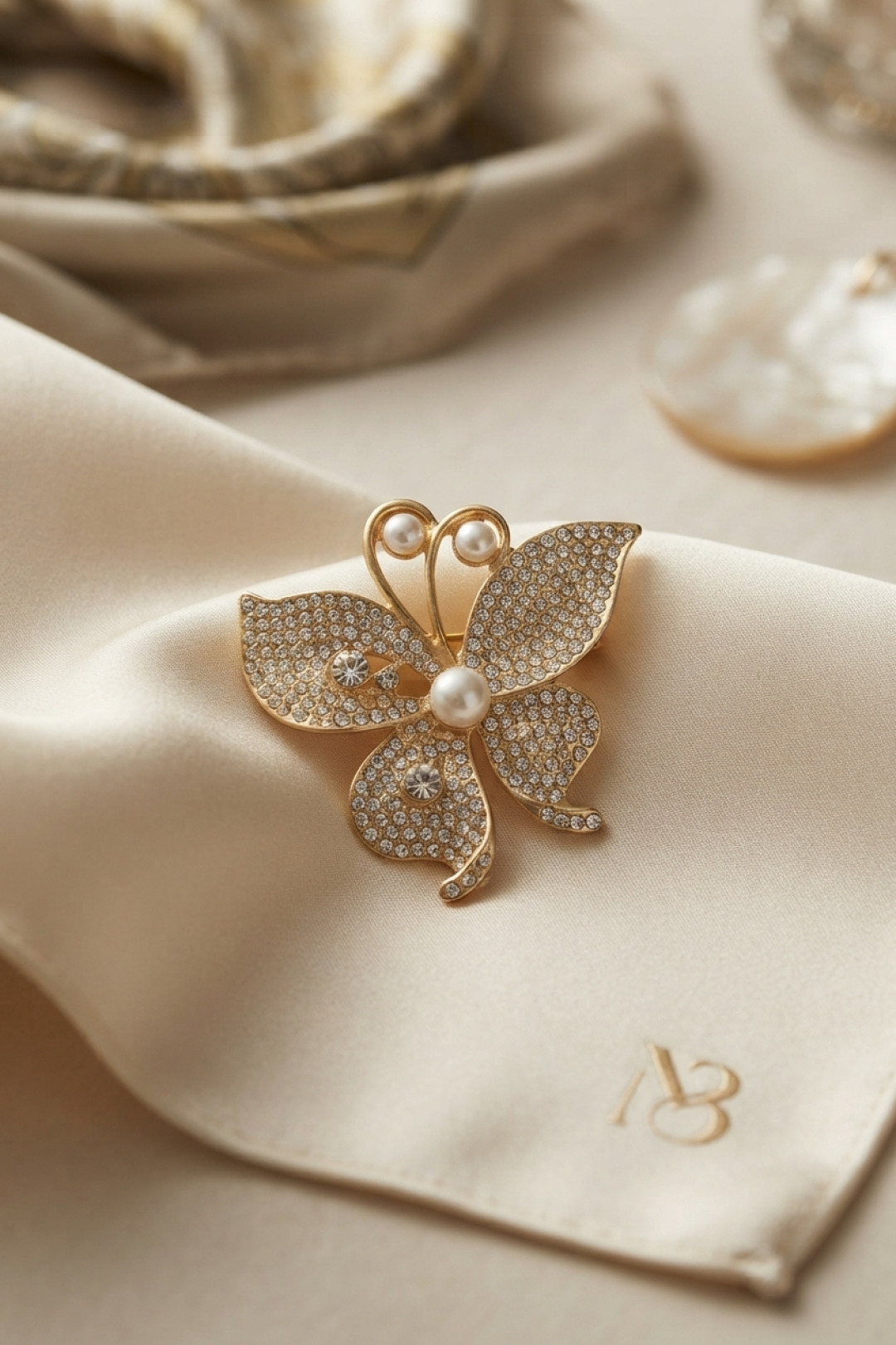 Zirkon Taşlı Gold Renk Kelebek Model Broş