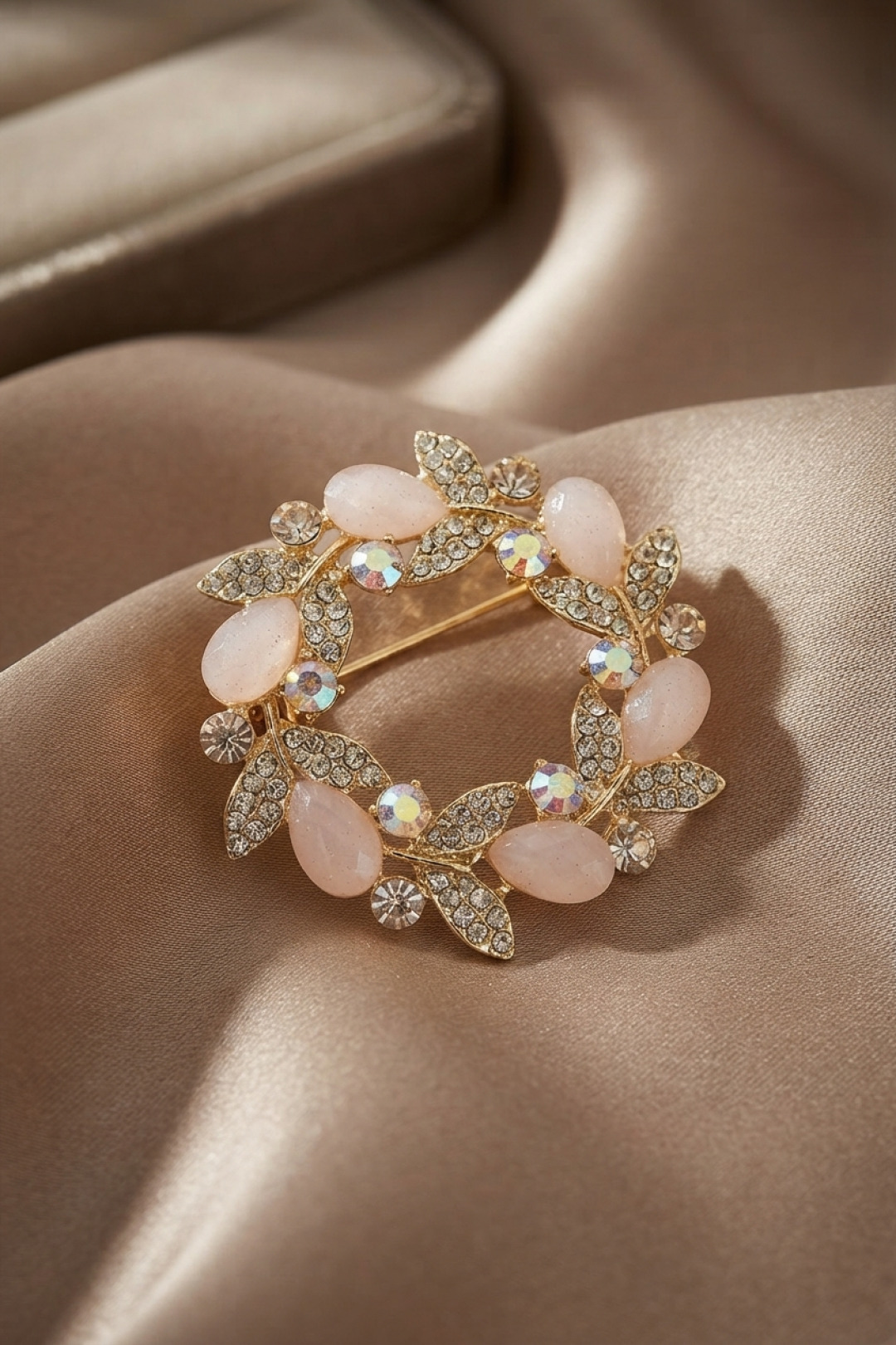 Gold Pembe Detaylı Zirkon Taşlı Broş