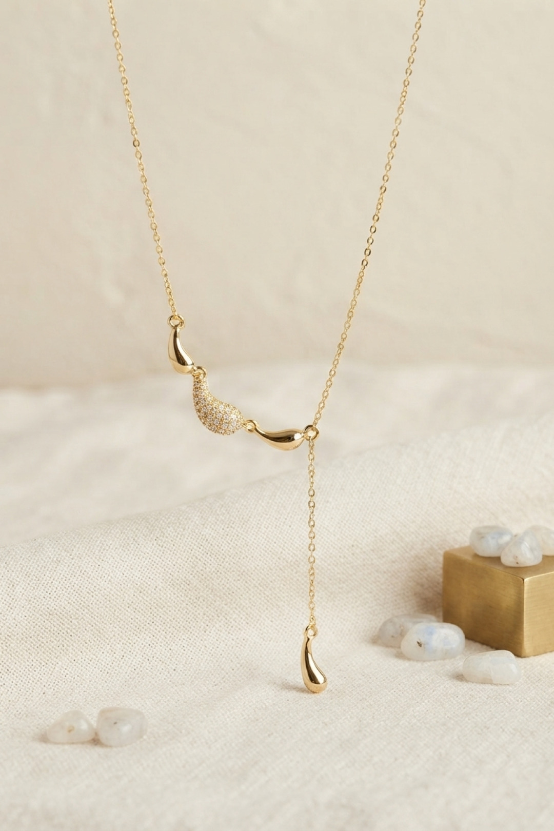 Pirinç Gold Renk Zirkon Taşlı Damla Model Kadın Kolye