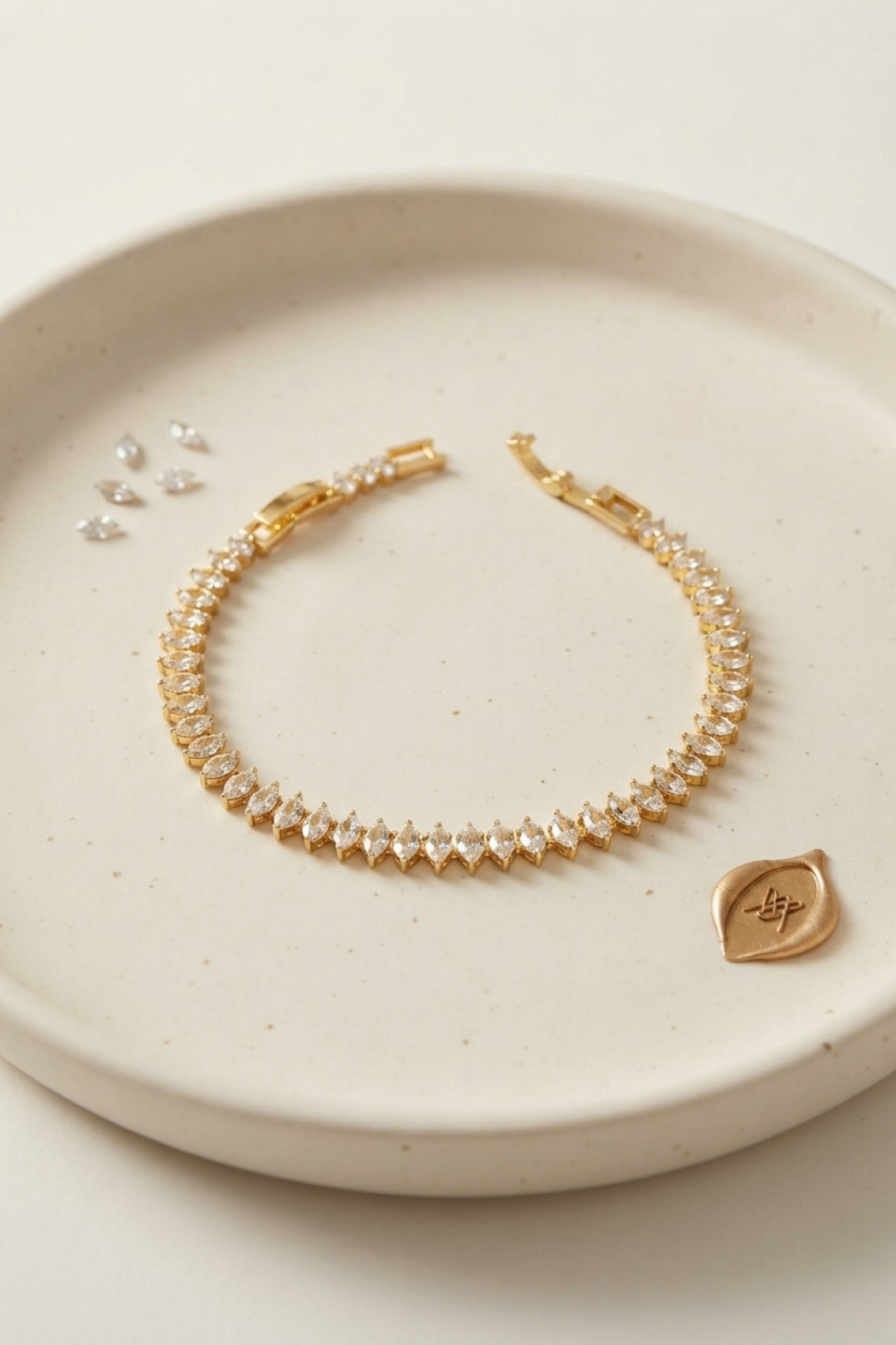 Pirinç Gold Renk Arpa Zirkon Taşlı Su Yolu Kadın Bileklik
