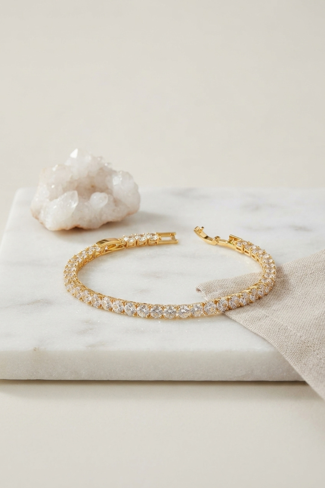 Pirinç Gold Renk Zirkon Taşlı Su Yolu Kadın Bileklik