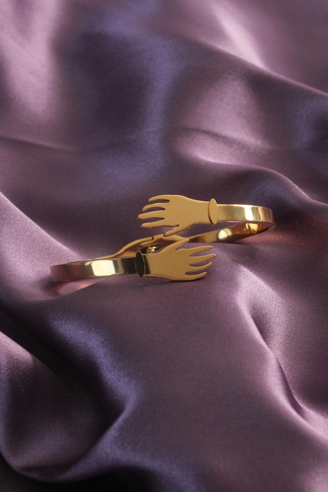 316L Çelik Gold Renk Sarılan Eller Model Kadın Kelepçe
