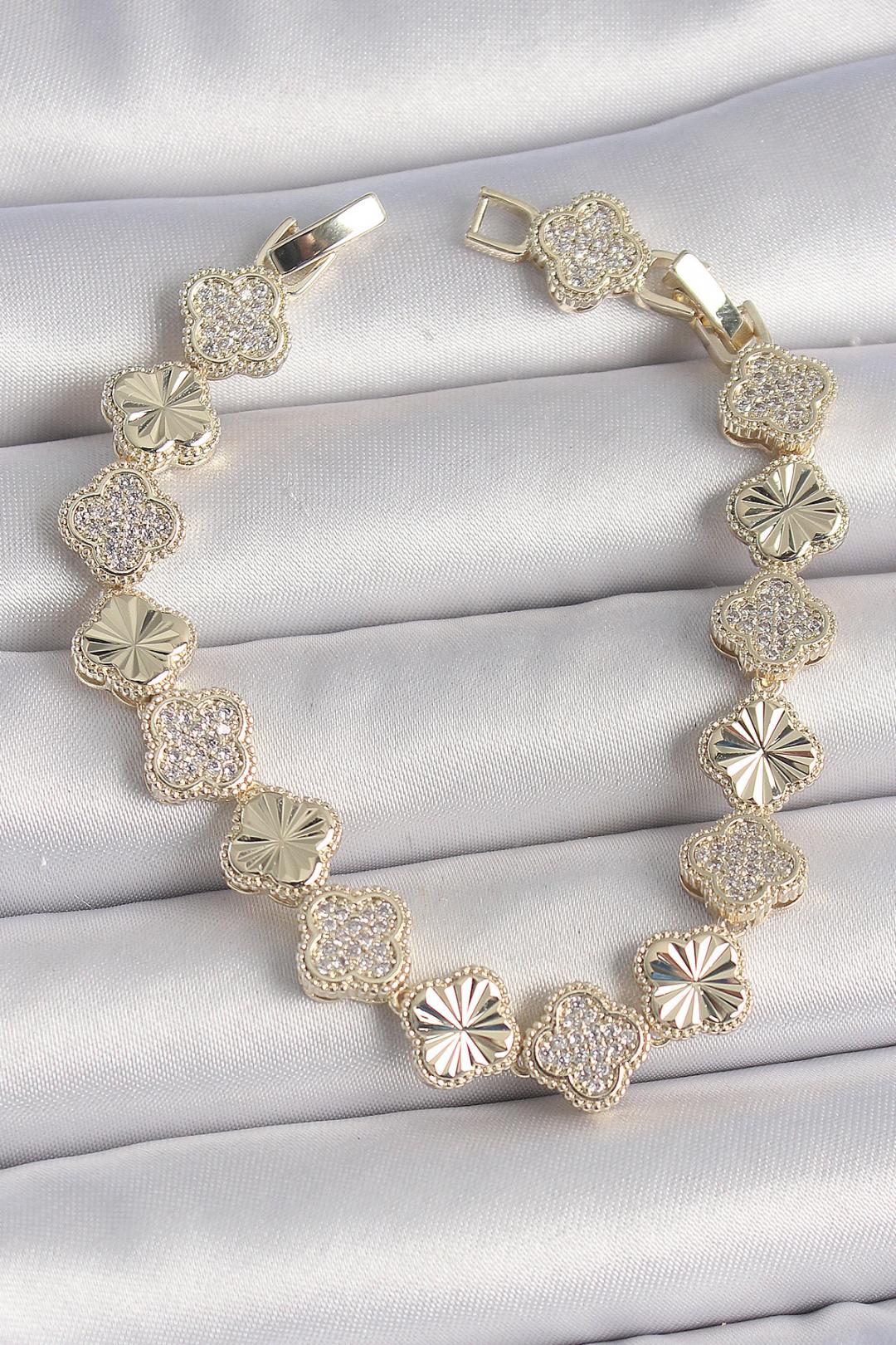 Pirinç Gold Renk Zirkon Taşlı İşlemeli Yonca Model VIP Seri Exculusive Kadın Bileklik